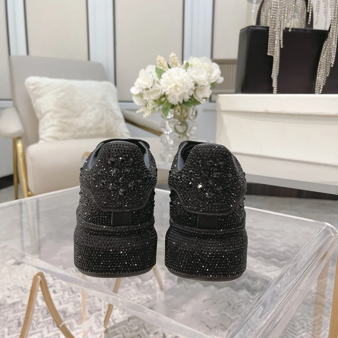 👟👟Ex-factory price 560👟👟 Men's size +10 2025SS McQueen crystal inlaid large and small diamond casual shoes counter original 1:1 production Fabric: imported silk velvet + imported Czech diamonds Lining: sheepskin lining Code number: 35-41 Male 39/44